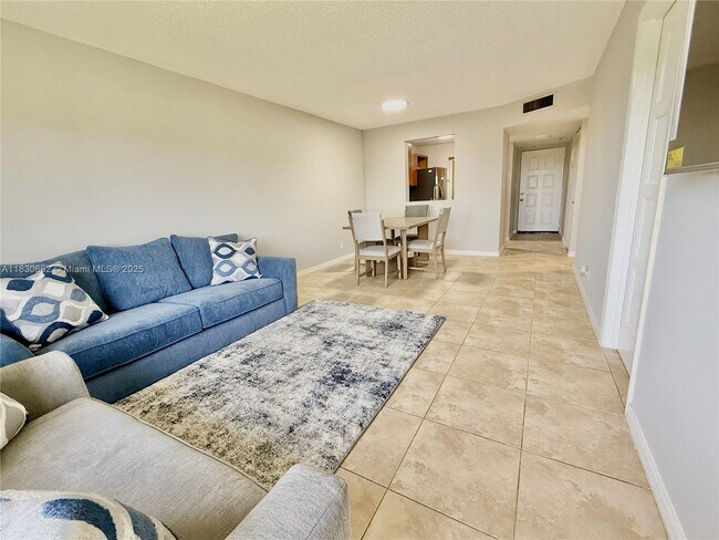 Foto del edificio - 8550 N Sherman Cir