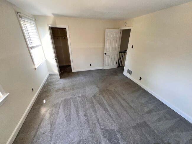 Foto del edificio - Massive 3 Bedroom Twin Home with Washer/Dr...