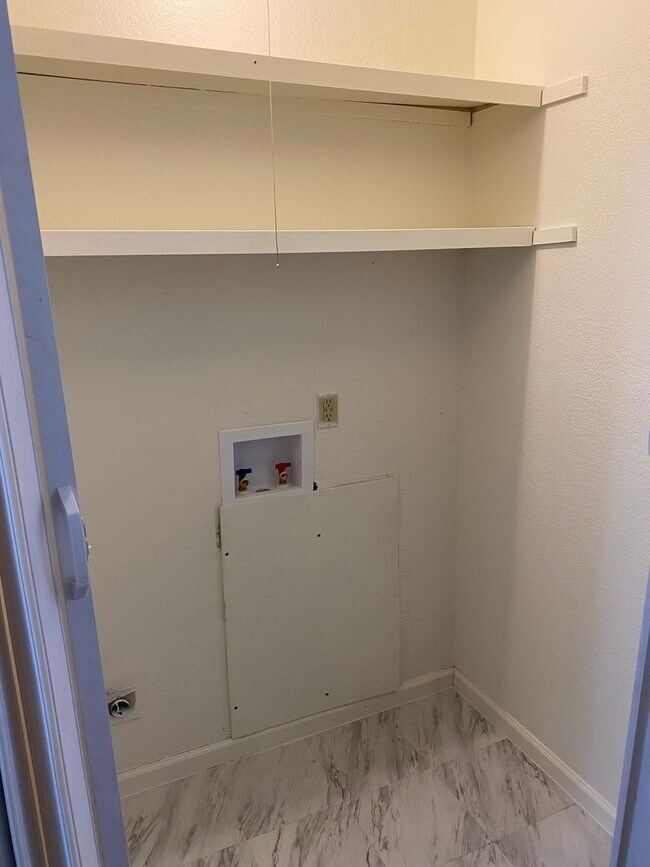 Foto del edificio - 2 Bed 1 Bath 1 Car Garage Duplex in Centra...