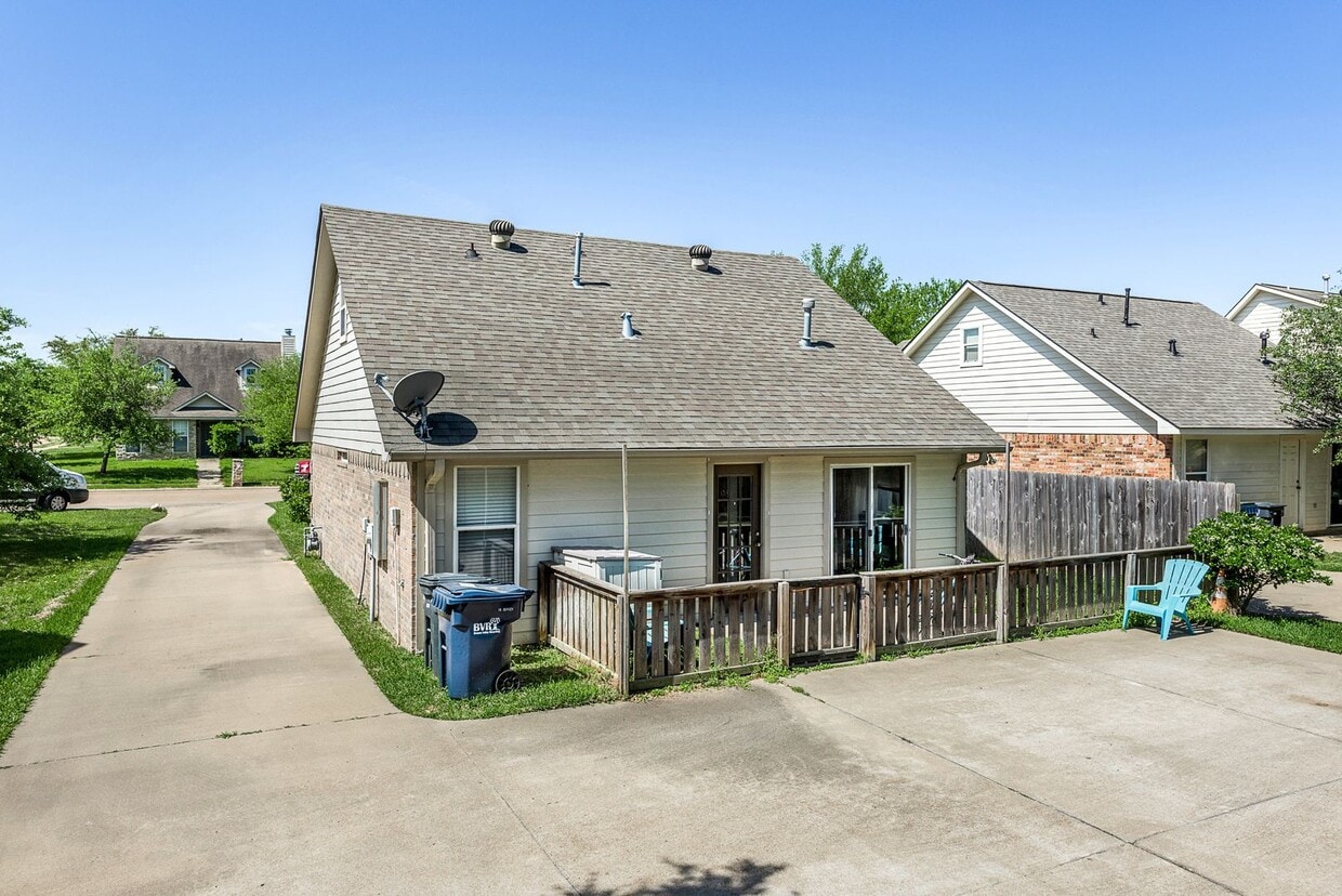 SUBLEASE AVAILABLE IMMEDIATELY THROUGH JULY 2026! Charming 3 Bed, 2 Bath in Central Location! - SUBLEASE AVAILABLE IMMEDIATELY THROUGH JULY 2026! Charming 3 Bed, 2 Bath in Central Location!