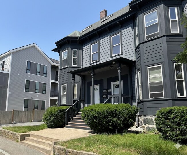 Foto del edificio - Large 8-Bed, 3.5 Bath House in Allston- Perfect for Students