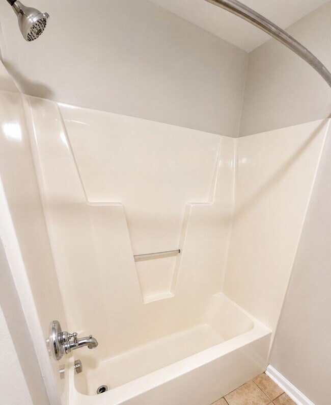Foto del edificio - 2-Bedroom Condo with Pool Access Near Wake Forest