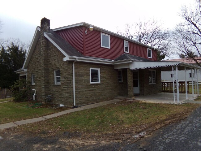 Foto del edificio - Renovated 3-Bedroom Home with Detached Gar...