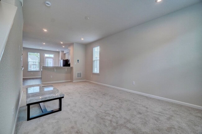 Building Photo - 2 bedroom townhome in Portsmouth