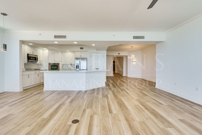 Building Photo - Breathtaking 3 Bedroom Daytona Beach Shore...