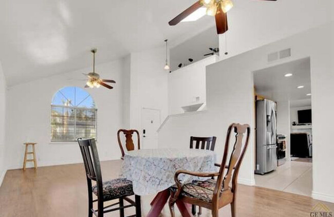 Sala 1 - Amueblada - 6213 Castle Cary Dr