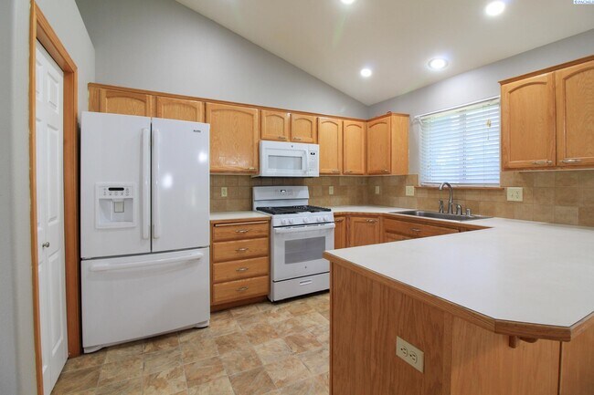 Foto del edificio - 4 Bed/3 Bath South Richland Home