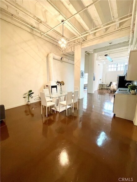 Foto del edificio - 312 W 5th St