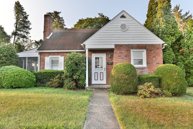 Building Photo - Quaint Single-Family Home on Sunnyside Ave