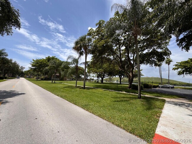 Foto del edificio - 4570 NW 18th Ave