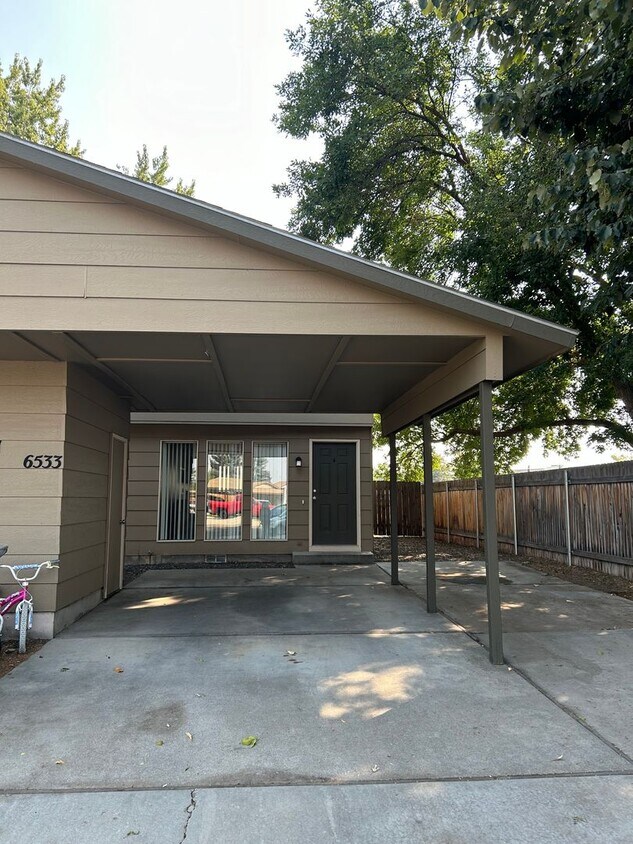 Foto principal - 6533 W Douglas St