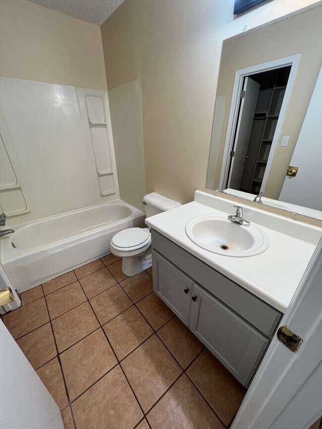 Foto del edificio - 3 Bed 2 Bath House with 2 Car Garage, Includes Refrigerator