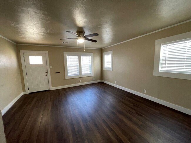 Foto del edificio - 3 bedroom one bath one car detached garage with laundry connections!