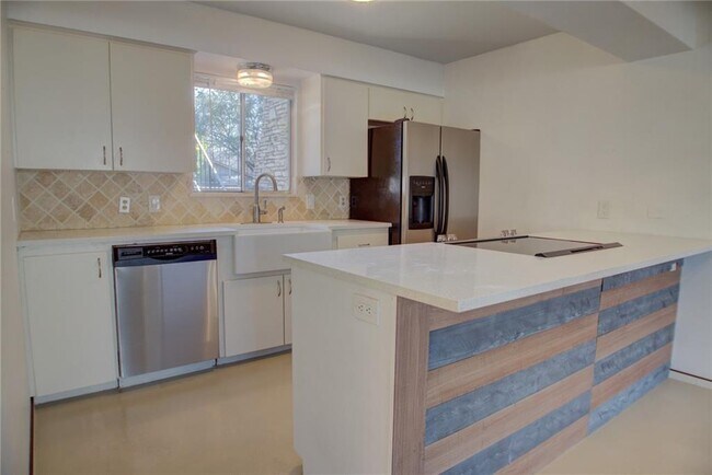 Building Photo - 1304 Mariposa Dr