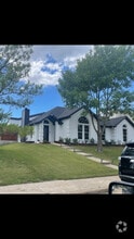 Building Photo - 631 Primrose Ln