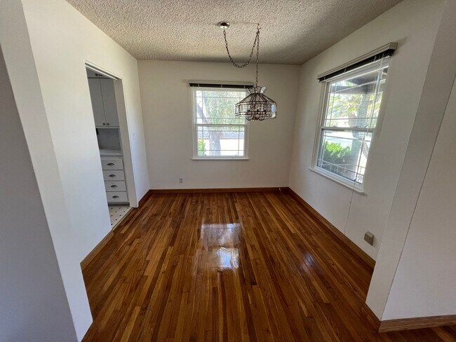 Foto del edificio - LOCATION LOCATION!!! 5th & I St, Large House, 2BR+Den+(Optional 3BR) w/ 2 car Garage
