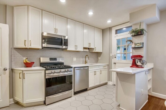 Building Photo - 1334 Downing St NE