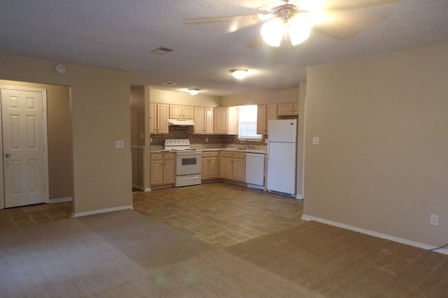 Building Photo - Spacious & Pet-Friendly 3/2 Home in West P...