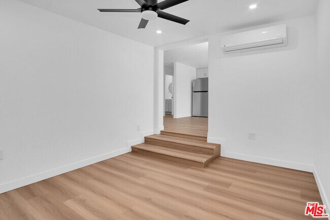 Foto del edificio - 677 E Kingsley Ave