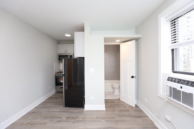 Building Photo - 545 W Belmont Ave