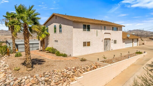 Foto del edificio - One of Kind 3 bed/2.5 bath home with 3 car attached garage located in BHC.