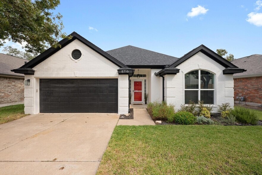 Foto principal - 8716 Bobcat Dr