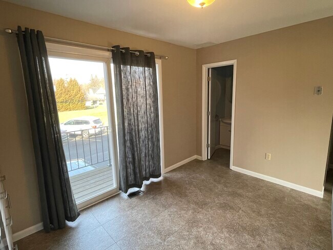 Kitchen w/Balcony - 724 W 2nd St