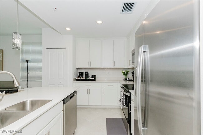 Building Photo - 15285 Grn Acrs Ave