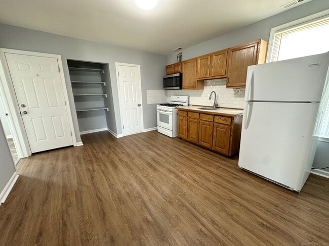 Foto del edificio - 227 Newfield Ave