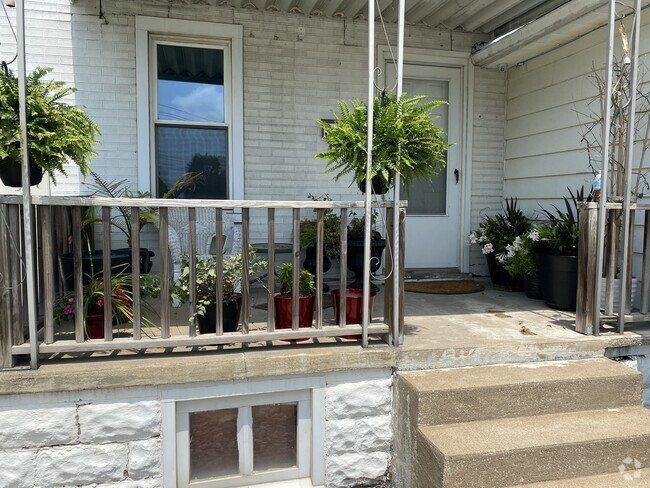 Front Porch - 312 W Saint Louis Ave