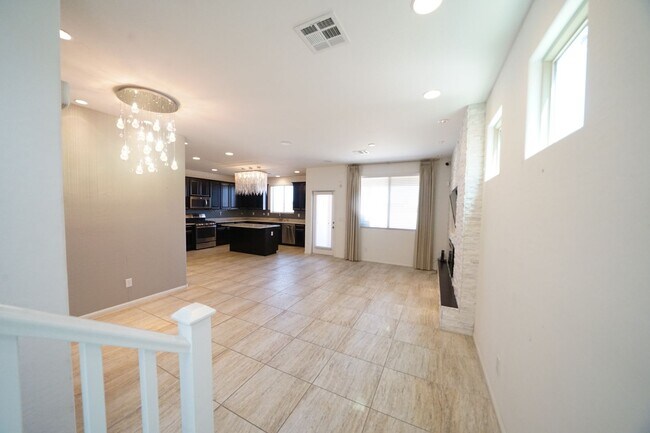 Building Photo - SHOWINGS AVAILABLE NOW