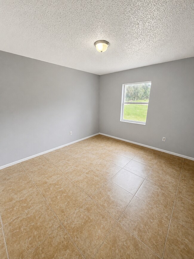Building Photo - Spacious 2BR/1BA Duplex in Central Lakeland – Tile Floors Throughout!