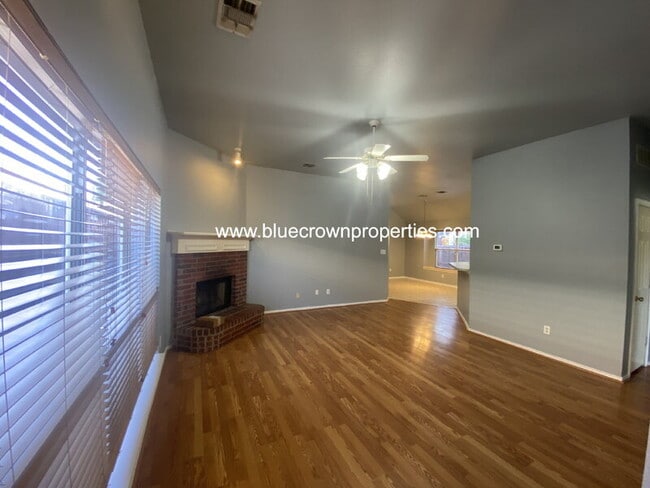 Foto del edificio - 1321 W Branch Hollow Dr