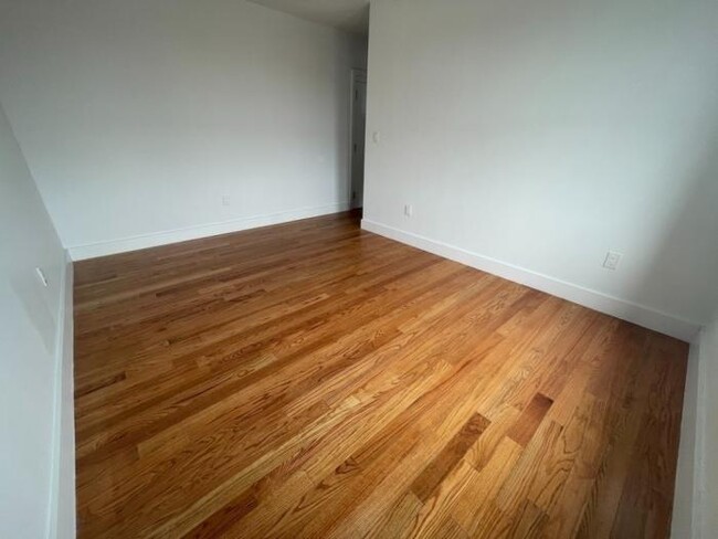 Foto del edificio - 2 bedroom in BRONX NY 10457