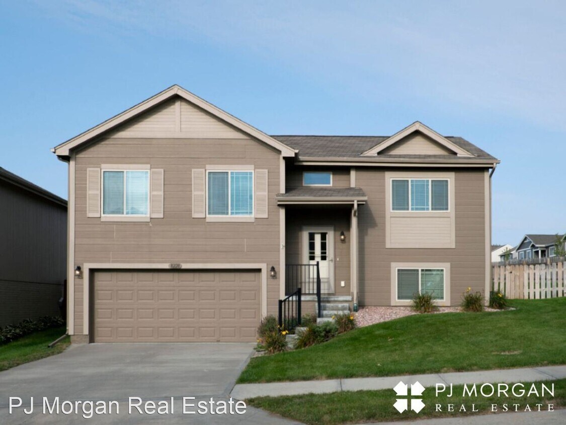 Foto principal - 3 br, 2 bath House - 8228 N 147th St