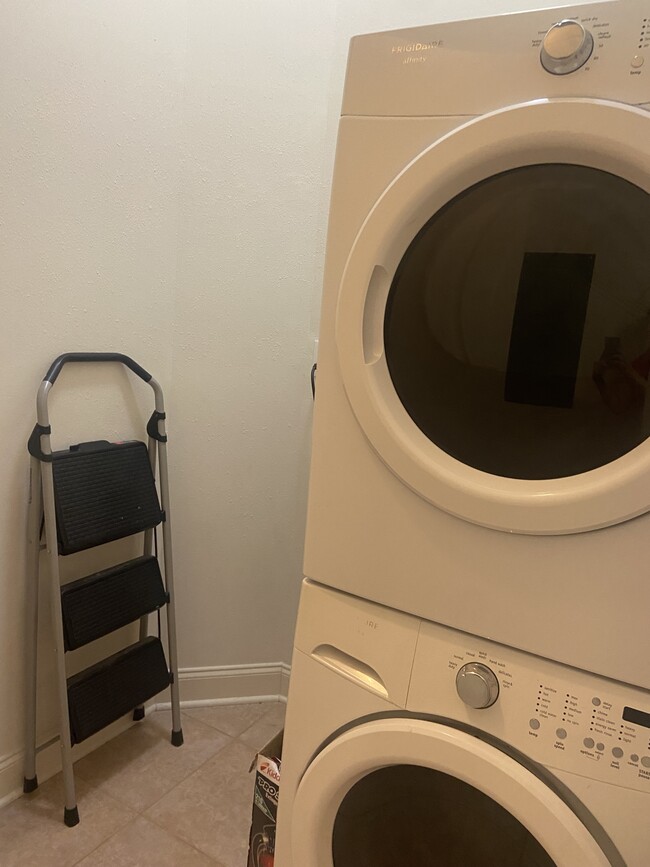 Laundry with extra storage space - 4903 Coliseum St