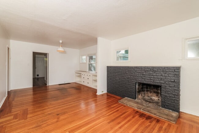 Building Photo - Available 2 Bedroom Home In Redwood Heights!