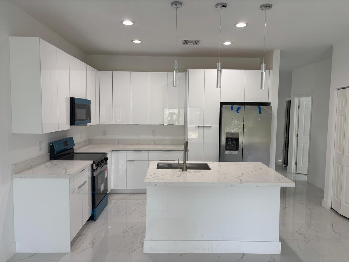Foto principal - 729 Lamar St E