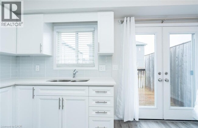 Photo du bâtiment - 3200 Singleton Ave