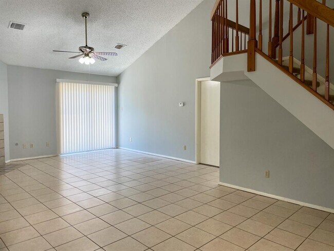 Foto del edificio - 7781 Pine Center Dr