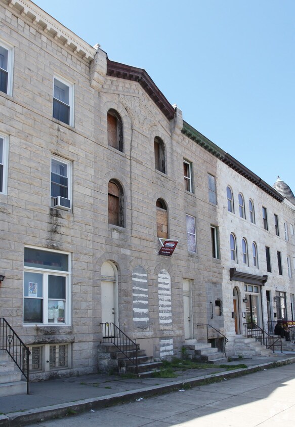 Primary Photo - 203-209 E North Ave