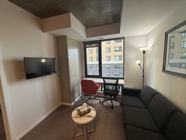 Building Photo - 105 Champagne Ave S