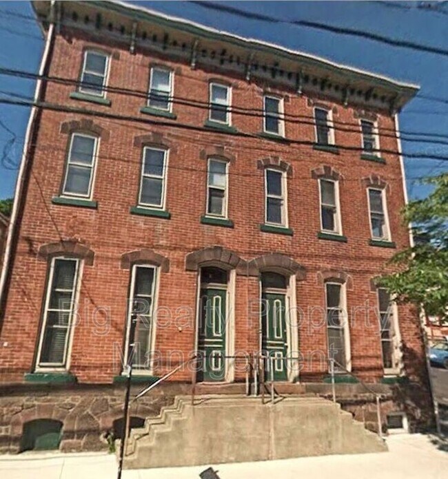 Building Photo - 70 N Main St