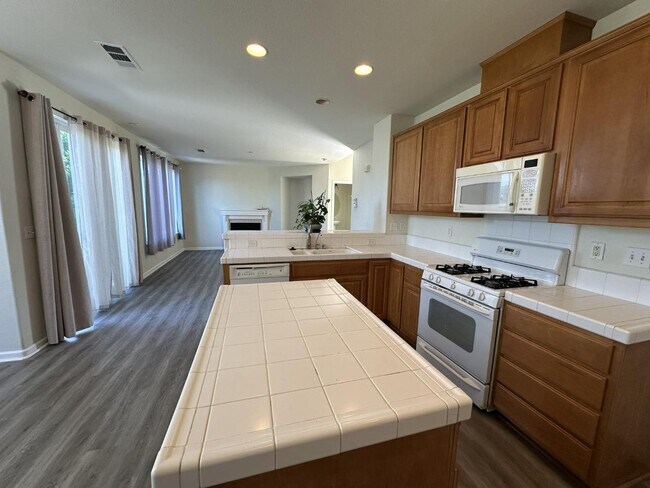 Foto del edificio - 2065 Mckenzie Pl