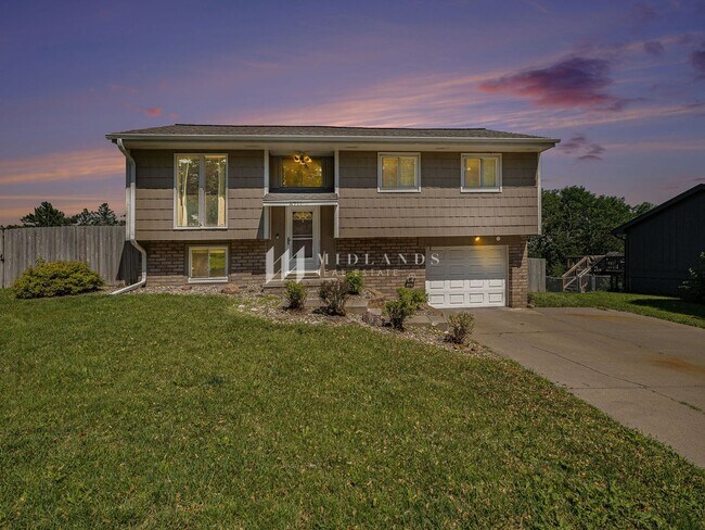 Foto del edificio - Millard 3 Bed / 2 Bath Split Entry