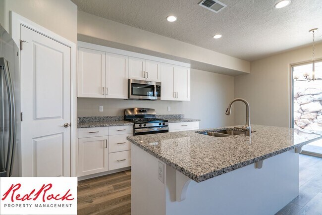 Foto del edificio - Stunning 4 Bedroom Townhome in Hurricane Heights