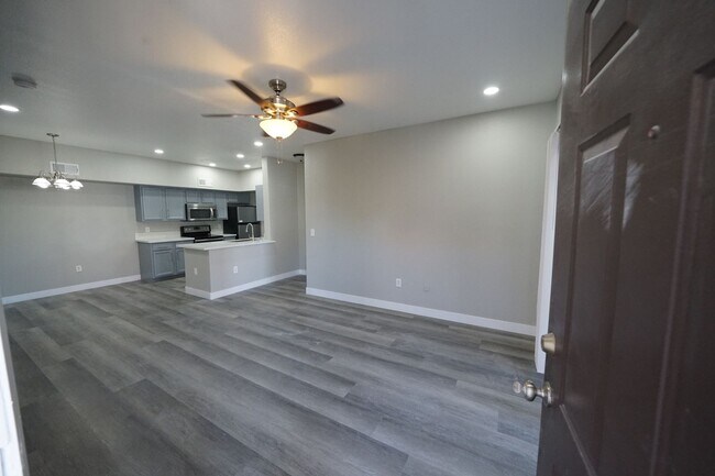Foto del edificio - SHOWINGS AVAILABLE NOW