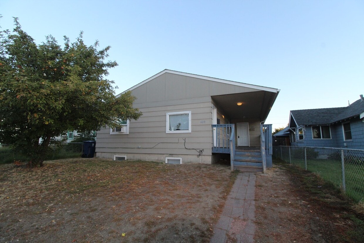 Primary Photo - 623 E Sanson Ave