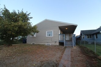 Building Photo - 623 E Sanson Ave