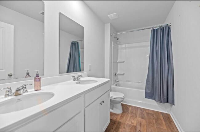 Foto del edificio - 218 Sweet Cherry Ln